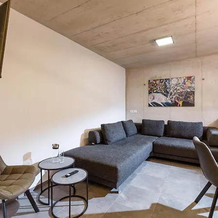 Black Mountain Apartment *